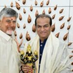 Hon’ble Chief Minister Shri Nara Chandrababu Naidu garu, felicitates Padma Shri awardee Dr Vijay Anand Reddy.