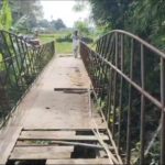 Death Trap In Padmabil Behind The Claims Of Development! Hundreds Of Students Cross A Dangerous Bridge To Reach School.