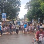 School Gate Remains Closed Beyond Scheduled Time, Road Blockade Sparks Parents’ Protest.