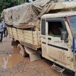 Despite Repeated Complaints, No Repairs: Goods-Laden Bolero Gets Stuck On Dilapidated Deowanpasha Road.