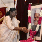 President Of India Pays Floral Tributes To Dr Shanker Dayal Sharma On His Birth Anniversary.