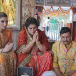Urvashi Rautela Offers A 24-Carat Gold Necklace At The Feet Of Siddhbali Baba.