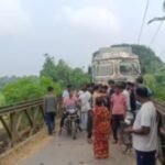12-Wheeler Truck Involved In Accident On Ramchandraghat Bridge While Trying To Save E-Rickshaw.